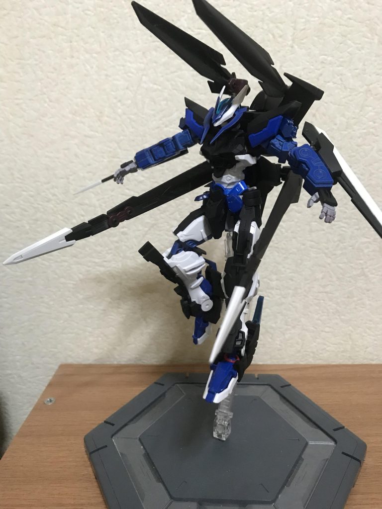 H(イータ)モード武装を直接全面に展開して
射撃を行うモード、なおこの状態でもマガノシラホコ改を使用できるほか格闘武器として使用できる