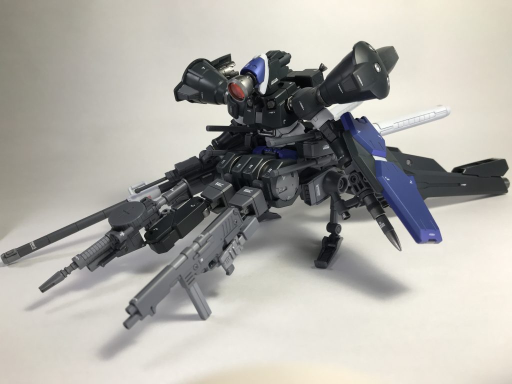 着陸および駐機のために機体の側面下部にランディングギアを装備
もちろん歩行能力は皆無