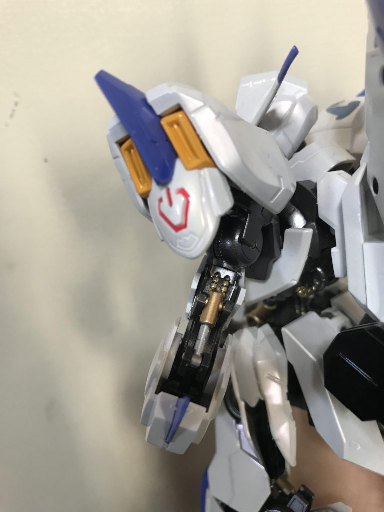 腕内部のシリンダーも一体成型の為、塗り分けています。