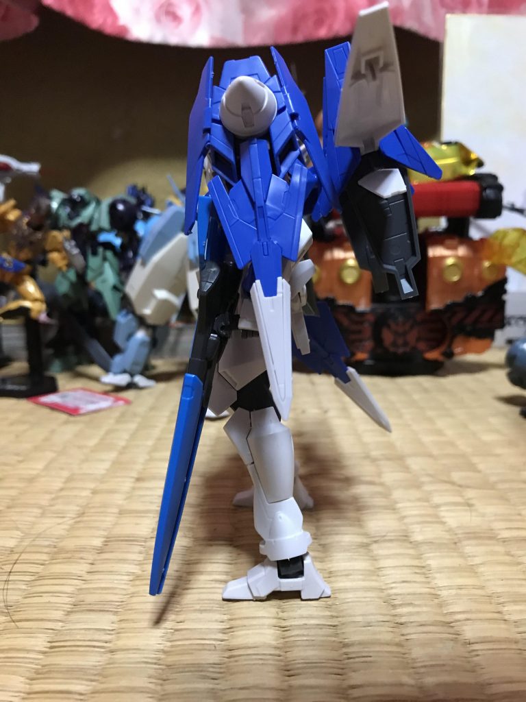 左側からの姿です。あまり腰部分は、見えませんがGバウンサーのビームサーベルラックとビームサーベルが着いてます。