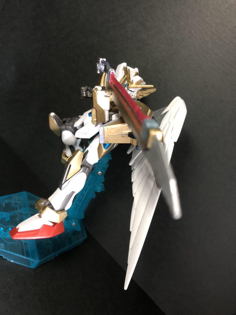 戦闘方法はヒットアンドアウェイ!超高速で距離を詰めて一撃で仕留めて離脱して次の獲物を狙う!もしも一撃で仕留められなかった時は何度も旋回して腕や足などを狙い少しずつ破壊して獲物を追い詰める!サメのようにね!!
自分で言っててこのガンダム随分陰湿だなーと思う…なるべく一撃で仕留めてあげて。