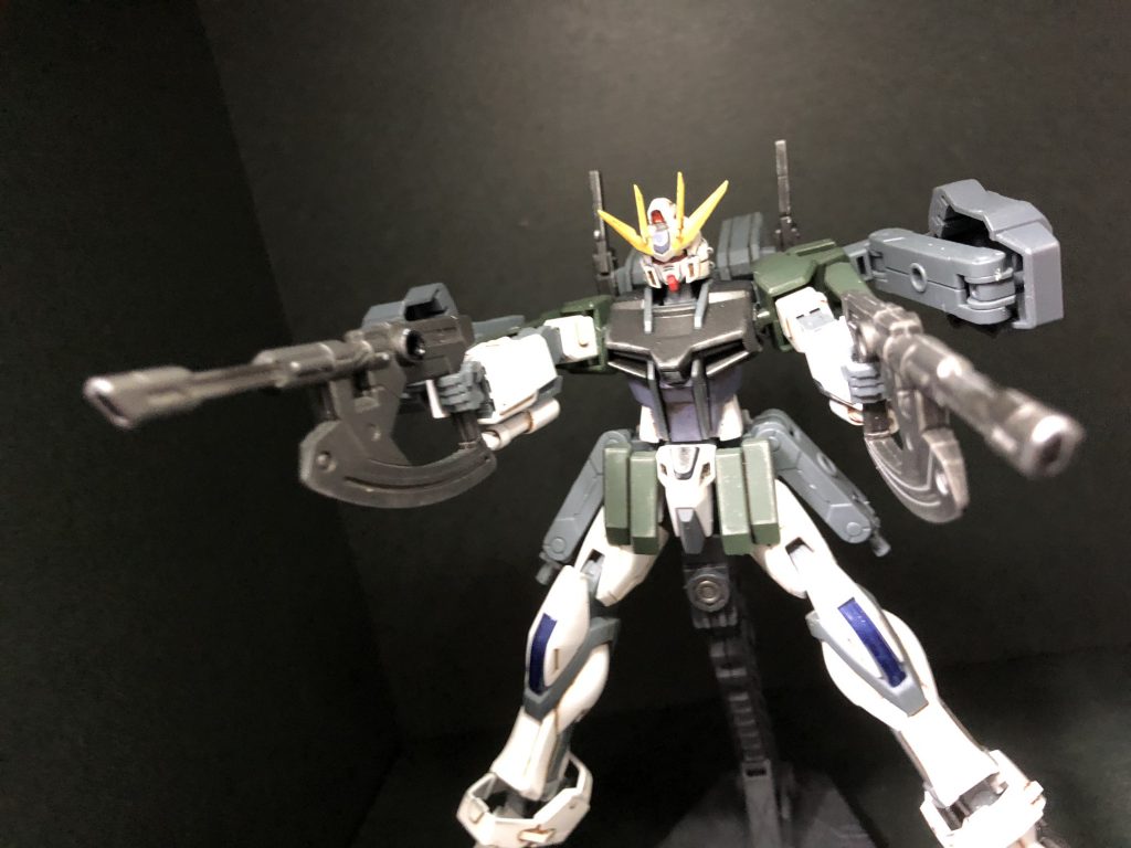 試作型ツインビームアックス!
ストライクヴェール・ガンダムのメイン武装!
近・中・遠距離全てに対応出来るよう造られたもの!2つ装備する事で360度死角はない!
中距離対応のライフルモード!
腰に装着したまま射撃することも可能!フリーダムみたいに笑
威力が大きい故にエネルギー消費率が高く、弾切れが早い。この弱点を補った結果、ストライクノワールには省電力に重きを置いた2連装リニアレールガンが実装された。