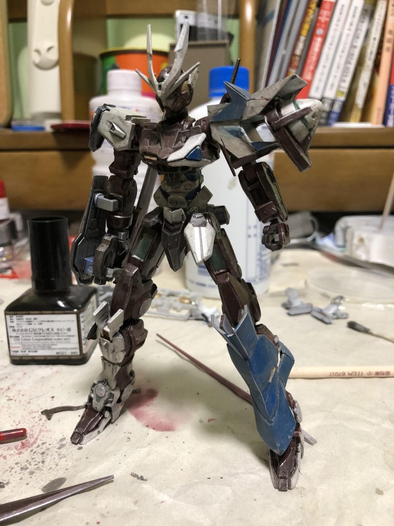 というわけでエクシアとノーネイムのミキシングガンプラです。左肩はプラ板で作りました。ミキシングは初めてでしたが、楽しく組むことができました。筆の全塗装と、ウォッシング・ドライブラシ・アルコール落とし・シャドーイングで仕上げました。