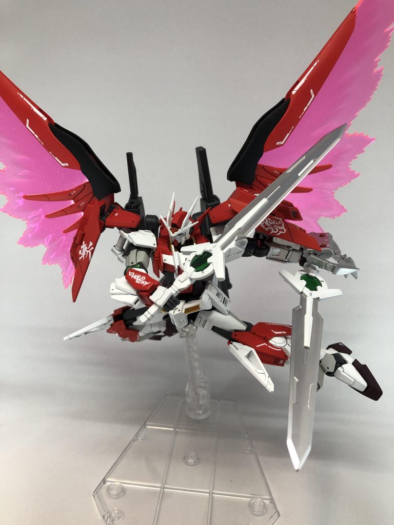 【GNダイバーソード改】
ダブルオーダイバーから引き継いだ武装。刀身にメッキ処理を施すことで、対ビーム性が向上。ビームサーベルと切り結ぶことも可能。