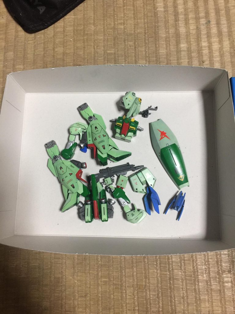 リ・ガズィ本体に 水転写デカールを
貼った工程です。