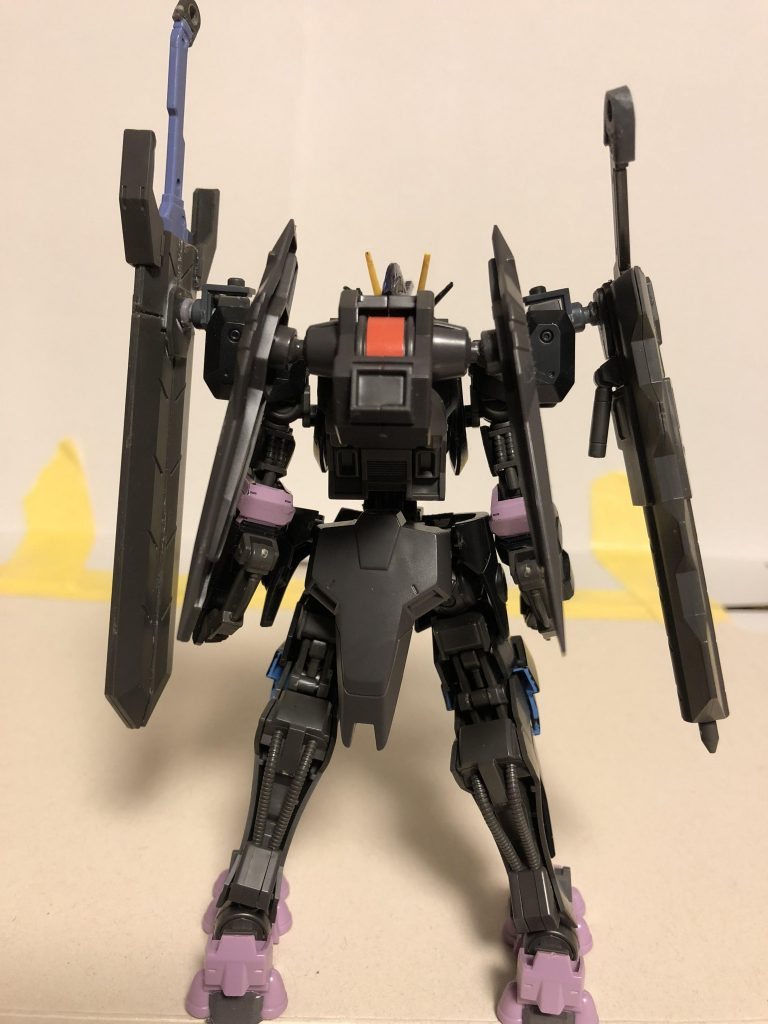 後ろ姿。サタンとはカラーリングを変えて黒をメインにして紫をアクセントにしてます。顔もサタンと同じ部分があるのもポイント