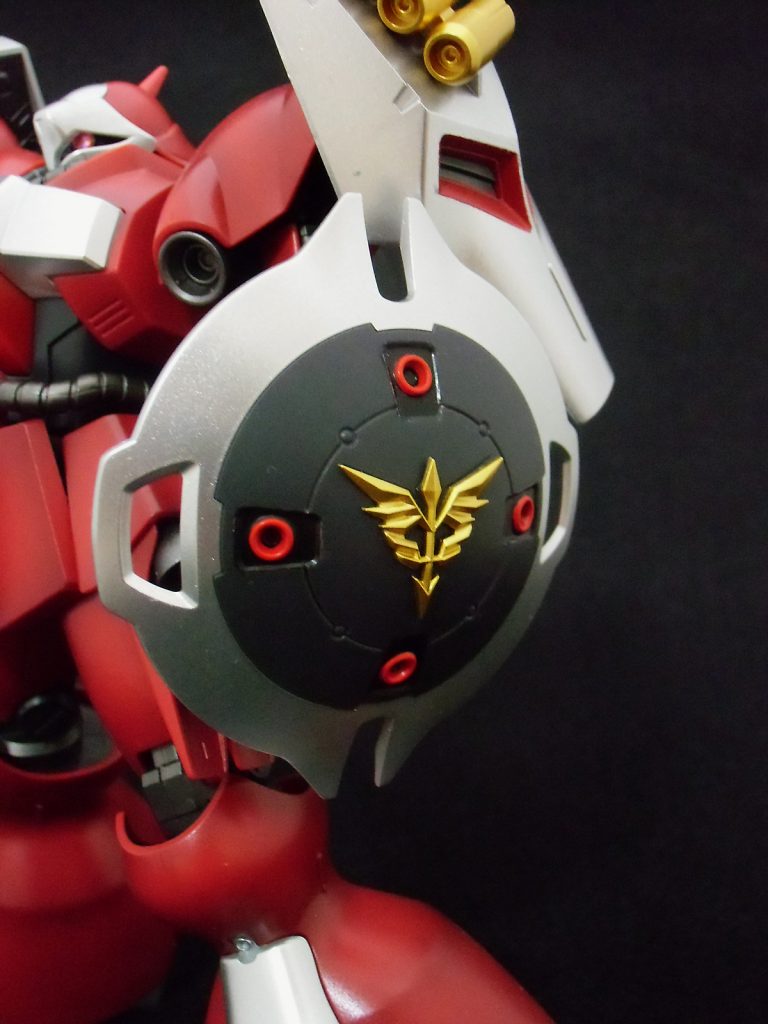 シールドには、ビルダーズパーツのエンブレムレリーフを貼り付けました。
非常に見映えするのでオススメです。
曲面上なので、指の熱で温めながら少しずつ曲げてから貼ります。