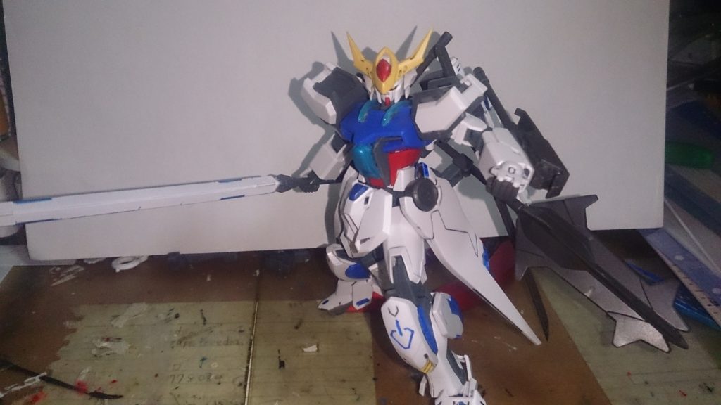 フル武装の最終話形態的なもの。胴体を変え、内外部にクリアーパーツを追加。
膝はバルバトスの物を追加し、あとはバルバトスが装備していたものをとことん盛ったやつです。