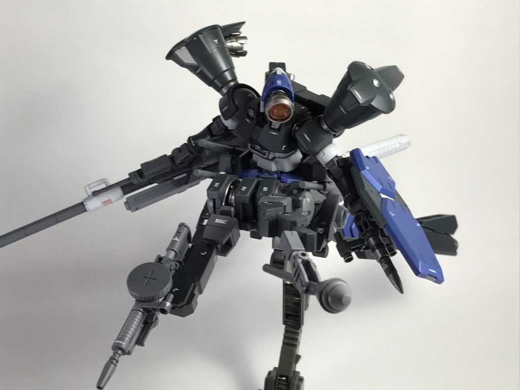 シュツルム・ファウスト(装填数1発×4)
使い捨て式の手持ちロケットランチャー
敵機を追尾する性能は無いが、命中した際の爆風範囲は広い
基本的にアームで持って撃つが、持たなくても真後ろに飛ばす事も可能