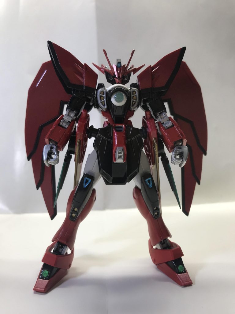 フロント。通常形態です。エピオン要素としては肩と翼、色が強いですがその他ボディはウイングですし、頭はゼロ炎改造キットやBPアンテナとの混ぜ合わせです。ただフェイス部分は凶戦士エピオンに倣い紅く染めてます。肩ドラゴンは無理だぁ…！