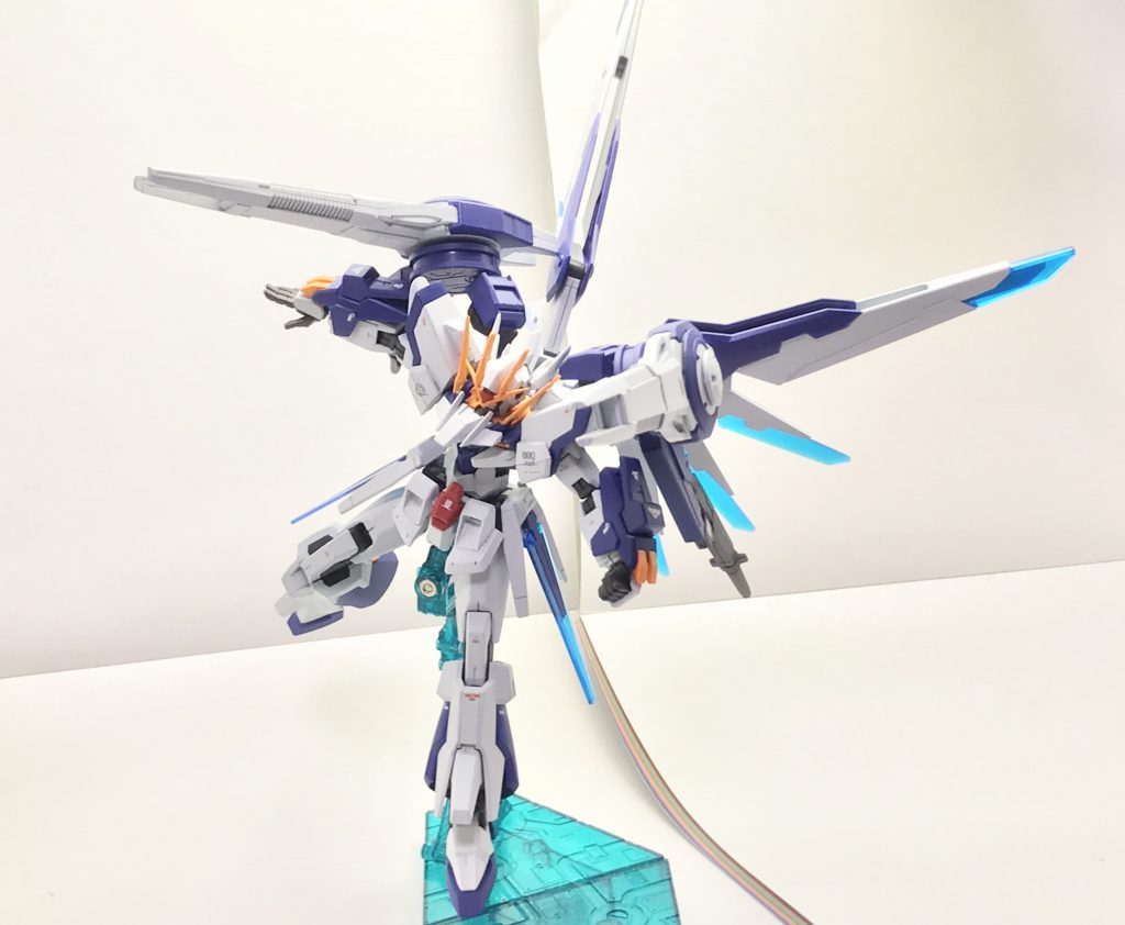 GNロングレンジカノン。遠距離戦における本機最大の火力ソースであり、ツインドライヴと直結していることで大火力の反動であるエネルギー消費量の大きさをある程度軽減することに成功している。反面、武装と動力源を直結した影響で動力源をロストする危険性も非常に高くなってしまっている。