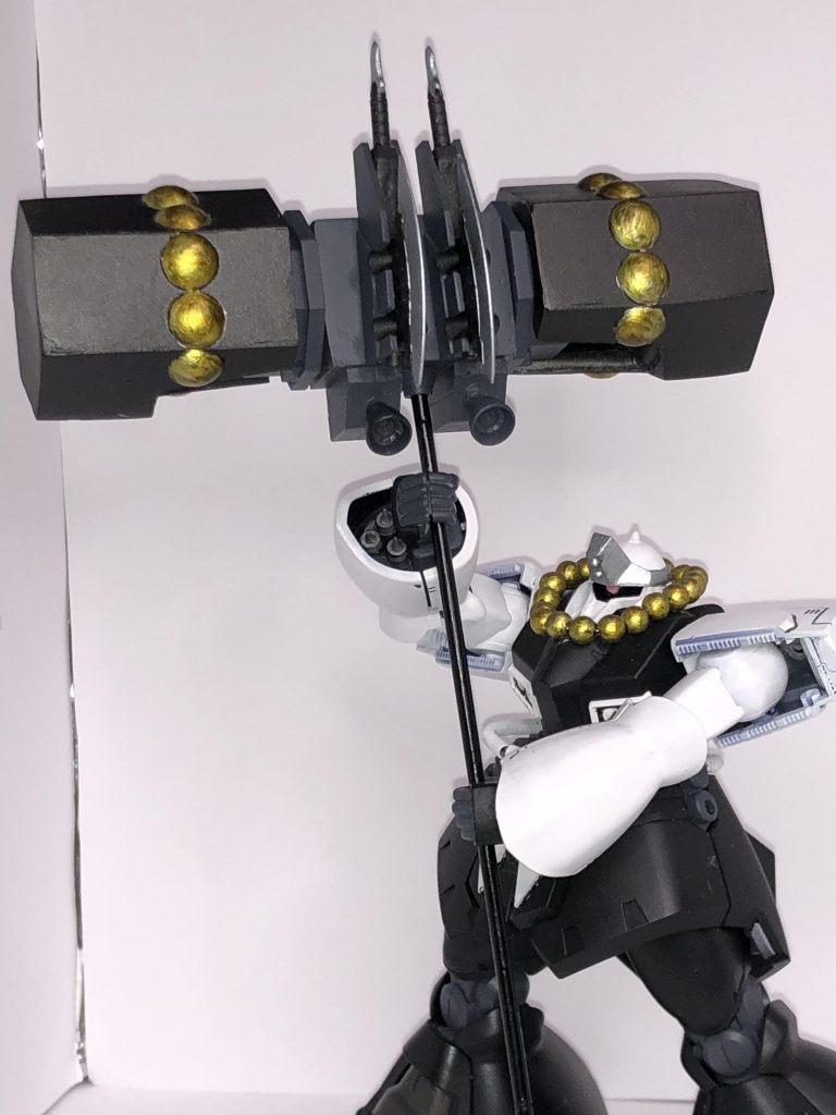 肩アーマーとバックパックが合体してハンマーに。またも重すぎて自立不可…。