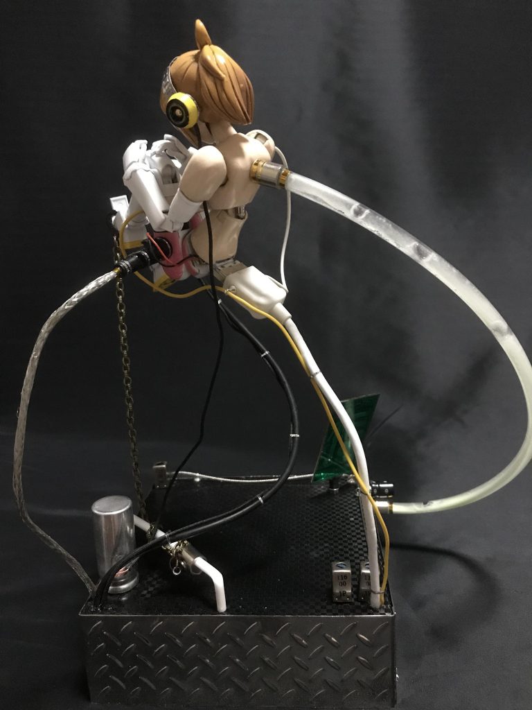 背中のチューブは蓄光パウダーを混ぜたレジンを入れているので電気を消すと光ります。
腰のコードに針金を入れて支えてます。