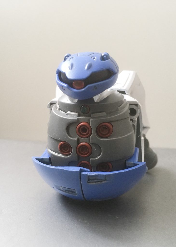 コア
接続された四肢をと胴体装甲をパージした本機の最小形態
戦闘能力は著しく落ちるが小型化する事で被弾率を下げパイロットの帰還率向上を狙った設計
当然防御能力も皆無なので基本的に緊急脱出ポッドの扱いである