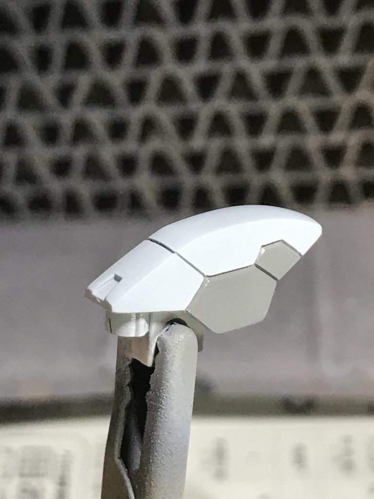 マスキング
スジボリに合わせてのマスキング塗装。
綺麗に塗り分けられると非常に気持ちが良いです。
今回は一部のスジにc面を取ることでより別パーツに見えるようにしています。