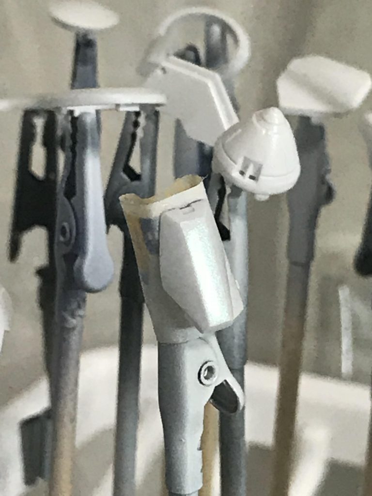 グランプリホワイトにMr.colourクリスタルグリーンを軽めに吹きました。
GN粒子感出てるかな??