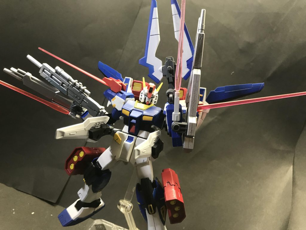 インペイルモード。名の通りあらゆる物を刺し貫く。ハヤニエを彷彿とさせるこの機構では4点のビームサーベルだけでなく腰部バインダーガン、脚部ミサイルランチャーといった火器類も全面使用する。