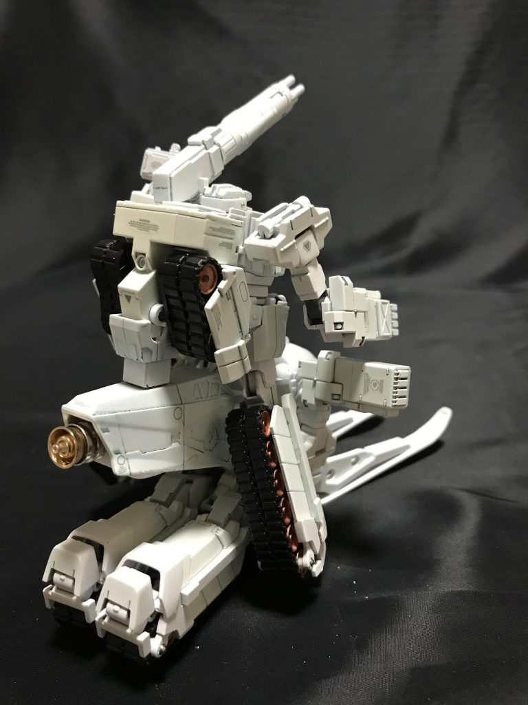 ロトをアクションベースに接続する為の部品に磁石を仕込み安定した騎乗をさせてます。
後方には高速移動を可能にするバーニアを搭載。(百均等のパーツで自作)