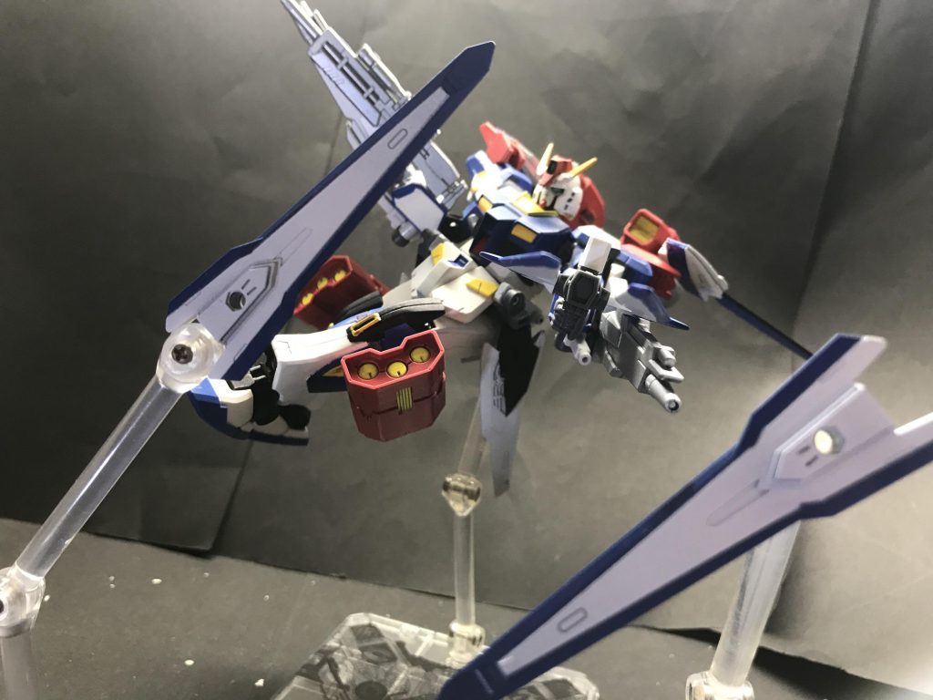 Plus-フェーズでのみ使える装備としてソードファンネルがある。数は二基のみで使用すると本体の機動力も低下するが、初見の相手には十分な効果を発揮する。
また、短銃身ビームライフルのサイドに設置されたバレルクローは特殊な力場を発生させビームの威力を上げるとともに、ソードファンネルを運用し易くするアンテナでもある。