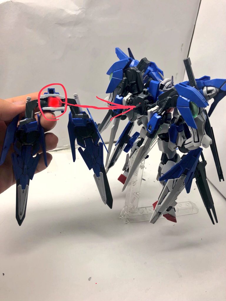 今回の改造ですが、以下の様な各部に隠された3mmジョイントと、ランナーから切り出したプラ棒を使用したお手軽な改造となっています。ミキシングのアイデアにいかがでしょうか?(ただし重量がとんでもないので、台座による自立をお勧めします)