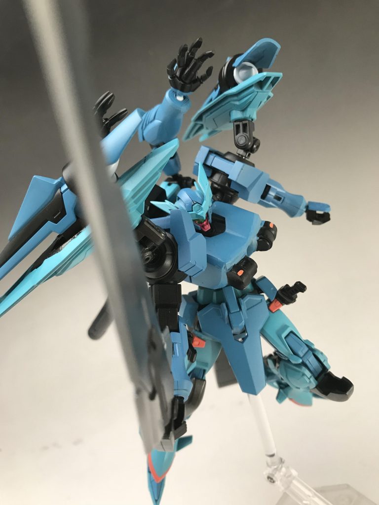 高合金製バスタードソード
ロングソードと同じ材質で作られた大剣
戦艦クラスの物を容易に切り裂く装備として考案されたが重さに振り回される機体が多く不採用となったもの。
唯一トイボックスは扱うことが出来、試作で作られたものが今も保管され稀に運用されているという。