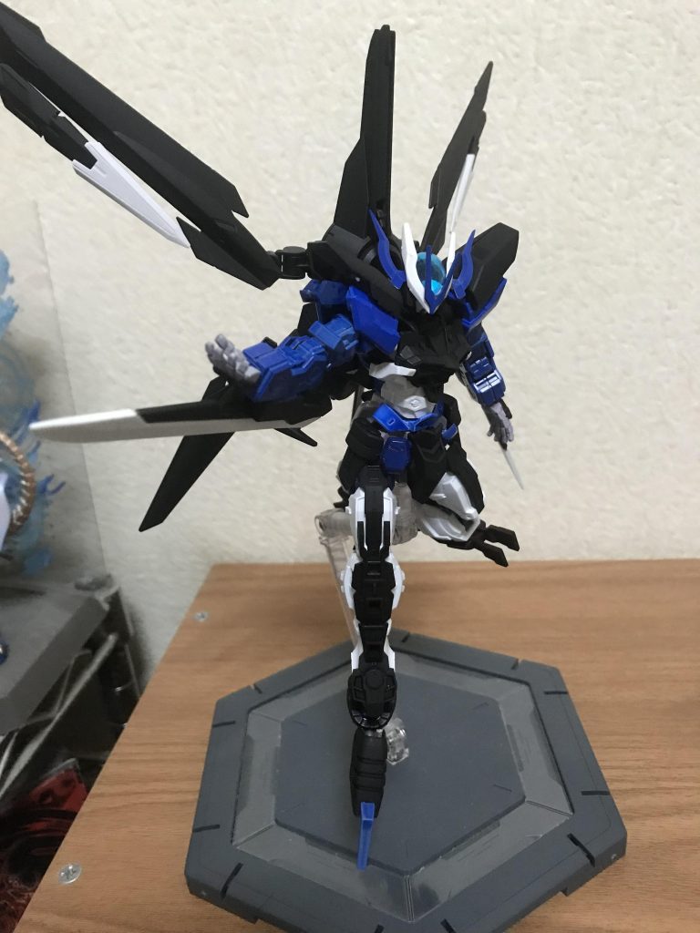 グラディエーターモード、ミラージュフレームに搭載されてた物の改造型で肩のアーマーをせり上げ足首と頭部パーツを回転させて格闘戦に特化した最終決戦モード