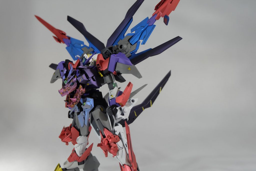 ダブルオーガンダムに装備されている二基のGNドライブには翼の様に形状が変更されている。
オーライザー同様に二基のシンクロを補佐するとともに、武器としての側面を持つ