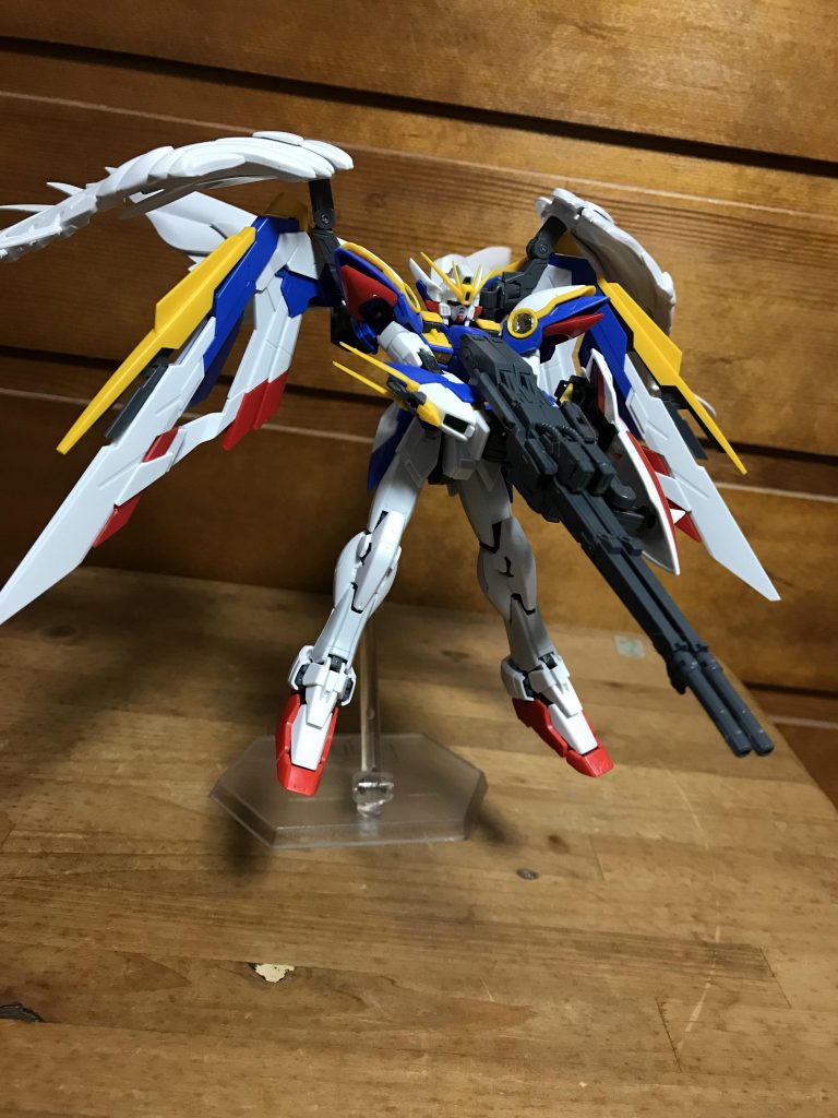 スラスターが増えている為姿勢制御が容易になっている他、射撃体勢のまま強引に回避することも不可能ではないようだ