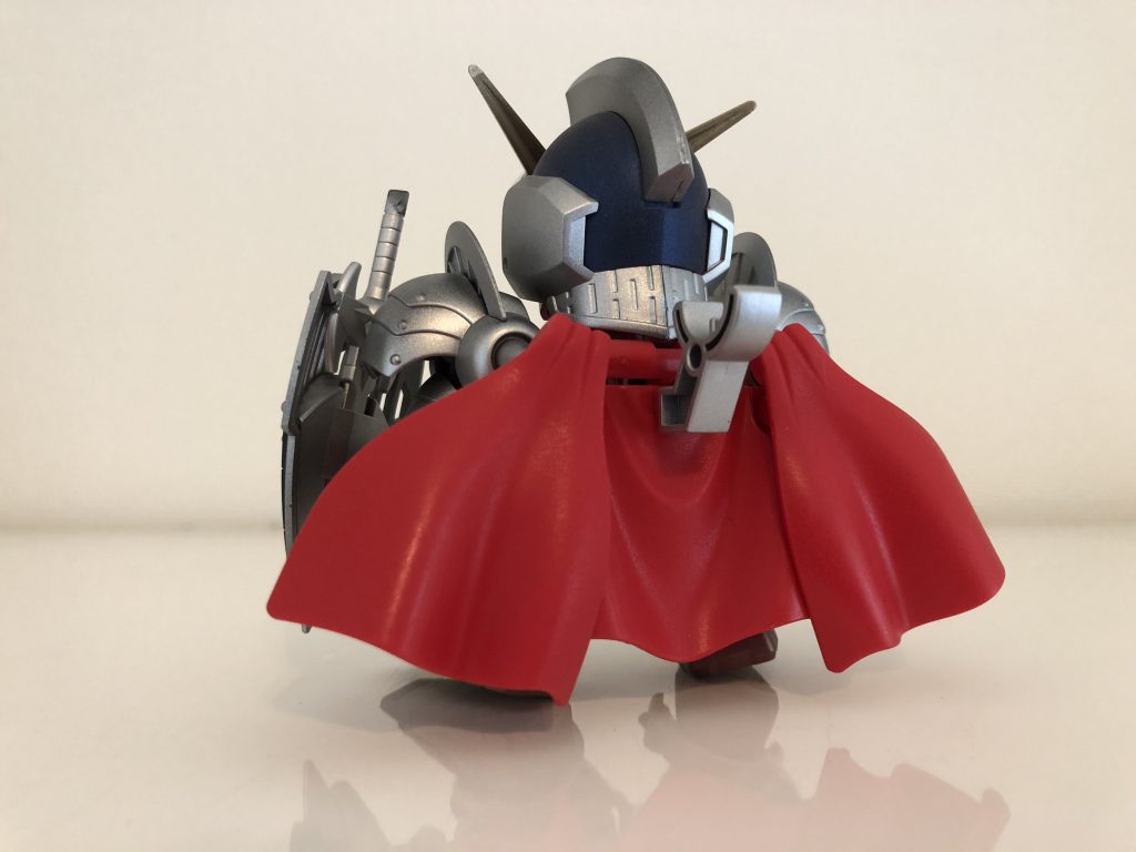 マントはモンザレッドにつや消しです。