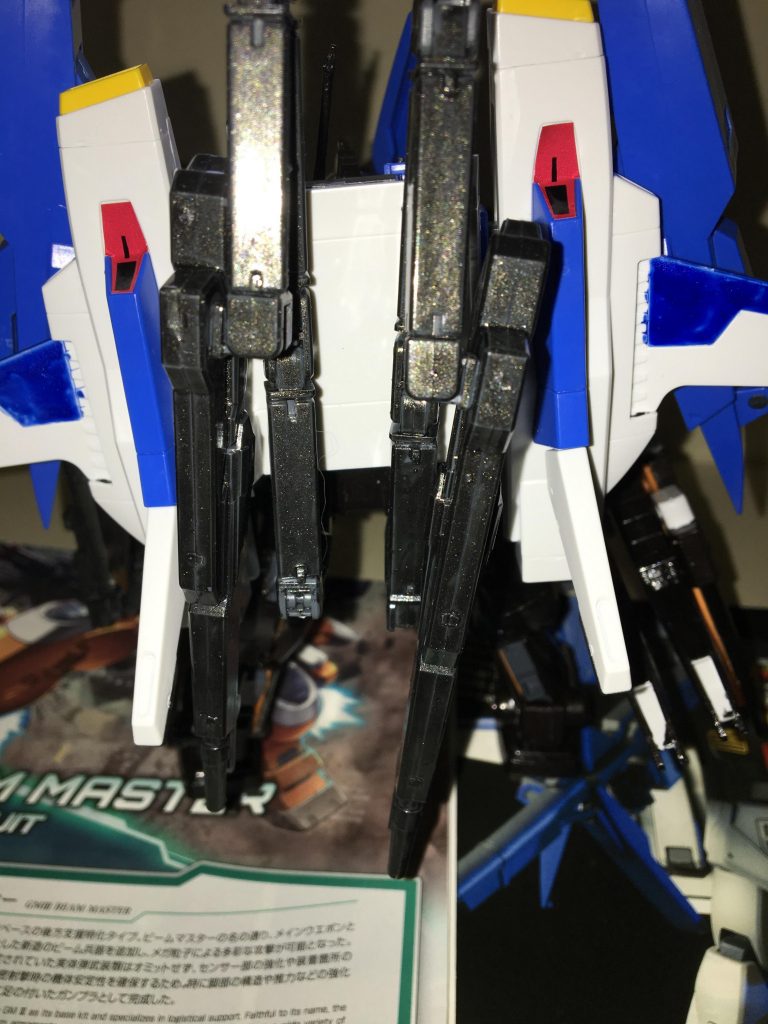 背中越しにビームキャノンを出す為にパワードジムカーディガンのアームを使用しています