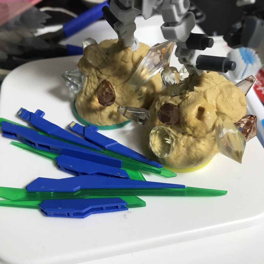百均のアクセサリーを散りばめ、ELSの結晶化を表現。GNソードビットは、HGのものを使用しています。