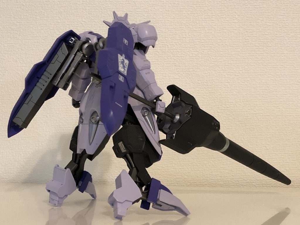 背面にバックパックはなく、スッキリした造形ですが、アームを使った2つのシールドが独特なシルエットを作っています。