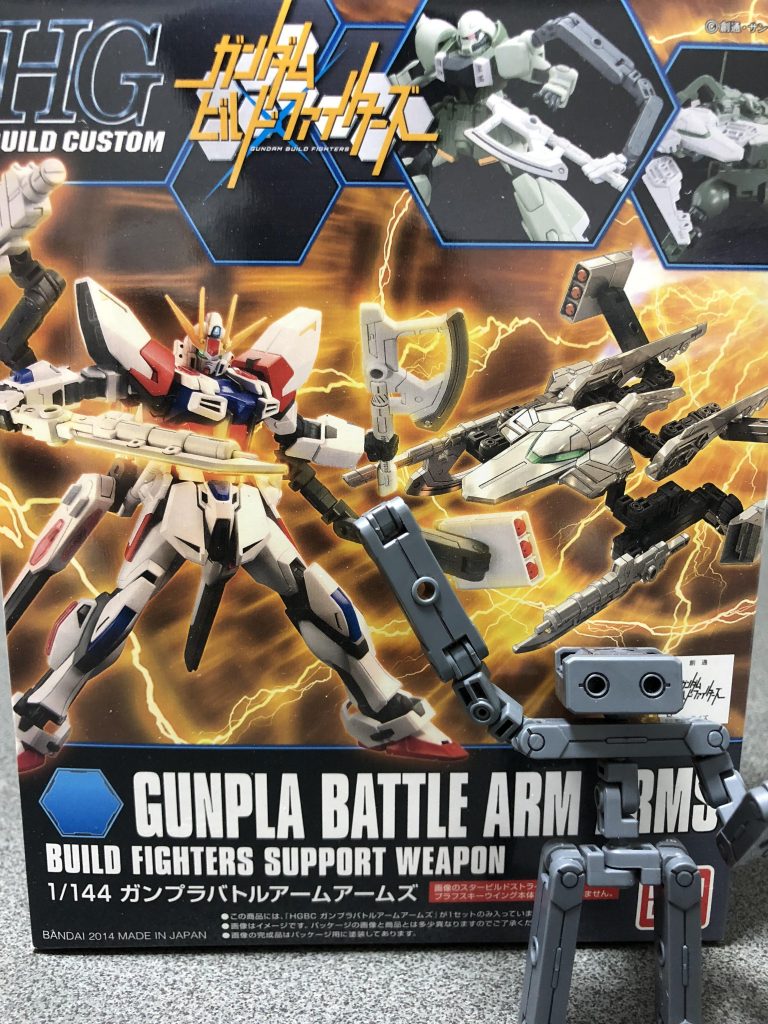 というわけでオリジナルマスコットキャラクターのガンボーくんでした！
余ってるパーツを整理してる時にちょっと眠たくて「このパーツ、顔に見えるな…」と思ったのがキッカケで作りました！
使用したのはガンプラバトルアームアームズ×2（×3かも？）のみ！ただ頭だけは別です！これなんのパーツかわかってません笑

出来る限りガンプラバトルアームアームズのみを使用して、人間と同じ様に動かせる様にしたいと拘っていたら完成に2日間かかってました！
深夜テンションみたいなノリで作ったキャラクターですが、作業中に視界に映ってたり、休憩中にいじってるととても癒されてます笑

ガンボーくんにはまだまだ無限の可能性が秘められているはずなので今後の成長が楽しみです！成長した姿をお見せすることもあるかも？
ありがとうございましたー！！