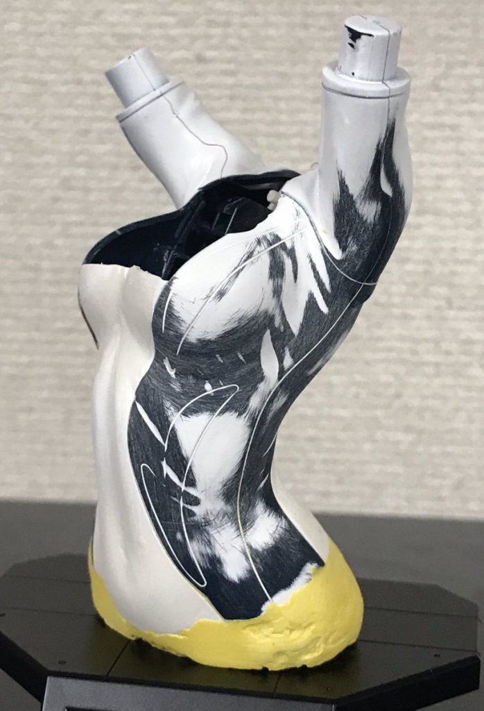 服のシワを埋めてひたすら削ります。お尻の部分はパテで延長。