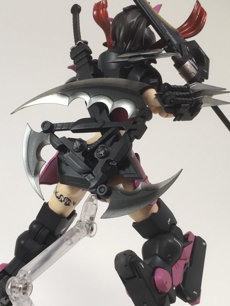 腰には巨大な手裏剣。
忍者といえばやはり手裏剣は欠かせません。