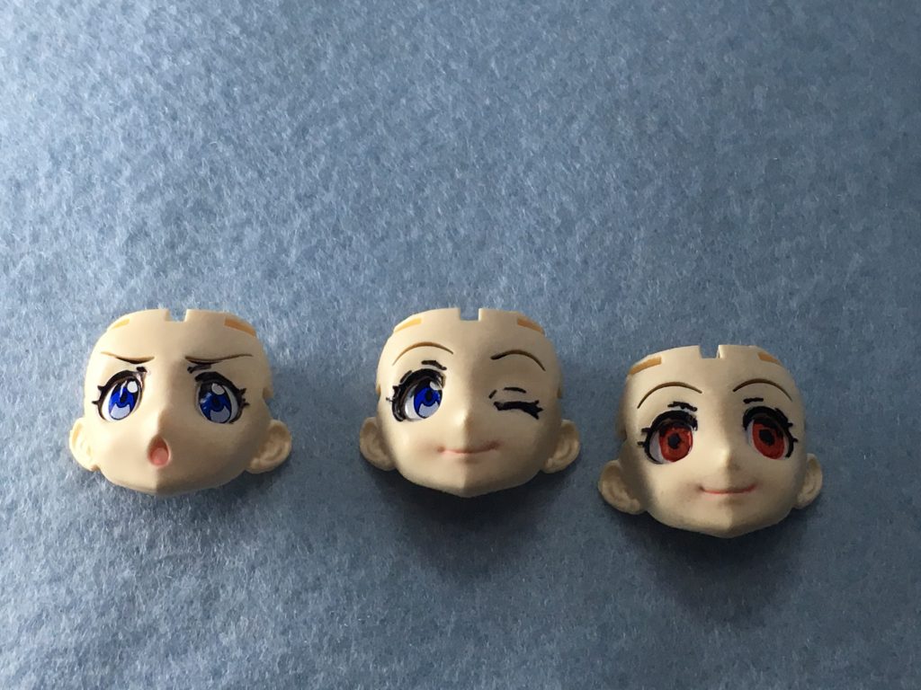 フェイスはシールがアレなので瞳だけ切り抜いて貼り付けました。まつ毛はとりあえず塗りましたです。赤いのは…まぁ。