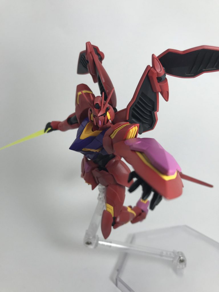 斬り掛かる感じで。ビームサーベルも塗装しようかなと考えたんですが止めました。