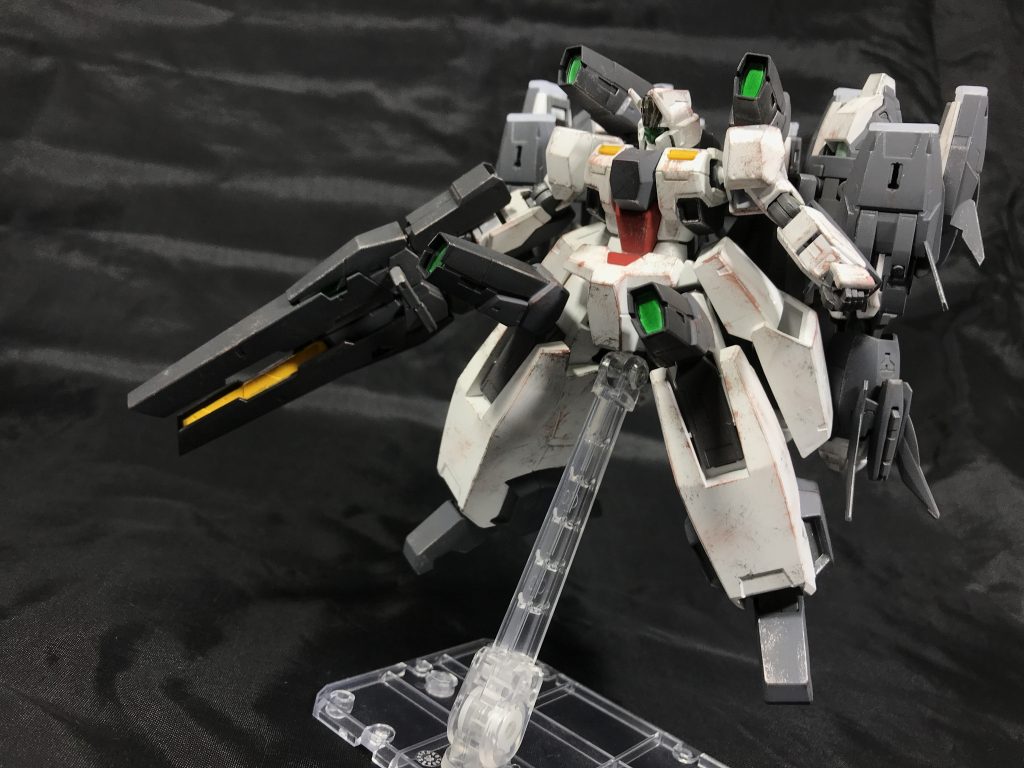 ## [GNキャノン]
セラ・ドニアザードのバックパック、膝に装備された備え付けの武装。
本機のGNキャノンは、無人機となったことで、セラフィムガンダムとの分離ギミックがオミットされた事もあり腕型への変形機能を持たない簡易型である。