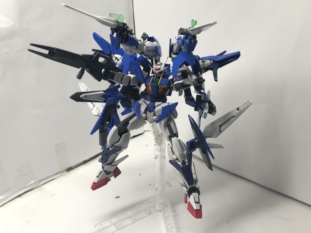 コンデンサー部分にはスーパーGNソードⅡの刀身が接続されており、GNソードⅡの替え刃、前に展開させて発射するGNキャノンとしても使用でき、サブアームでの武装保持と併用すればフリーダムガンダムの様なフルバーストも可能である。