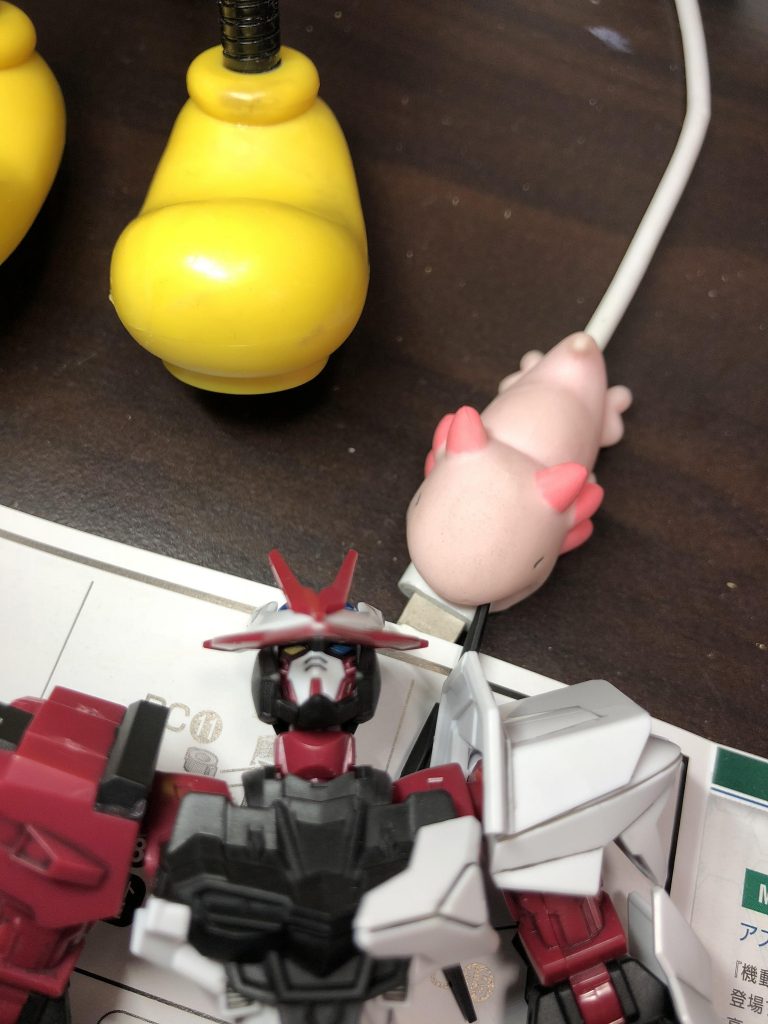 目も非対称にしてます!