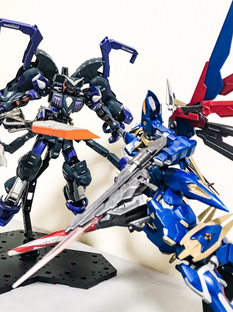 強敵感


ガンダムフレームと言いながらとても癖の強い物になりましたが、見るというより遊んで楽しいキットという意識だった為、そこは仕方ないかなと思います☺️

過去作なので、まとまった写真がない事情もあり、説明文だらけになってしまいましたがお楽しめ頂けたでしょうか？