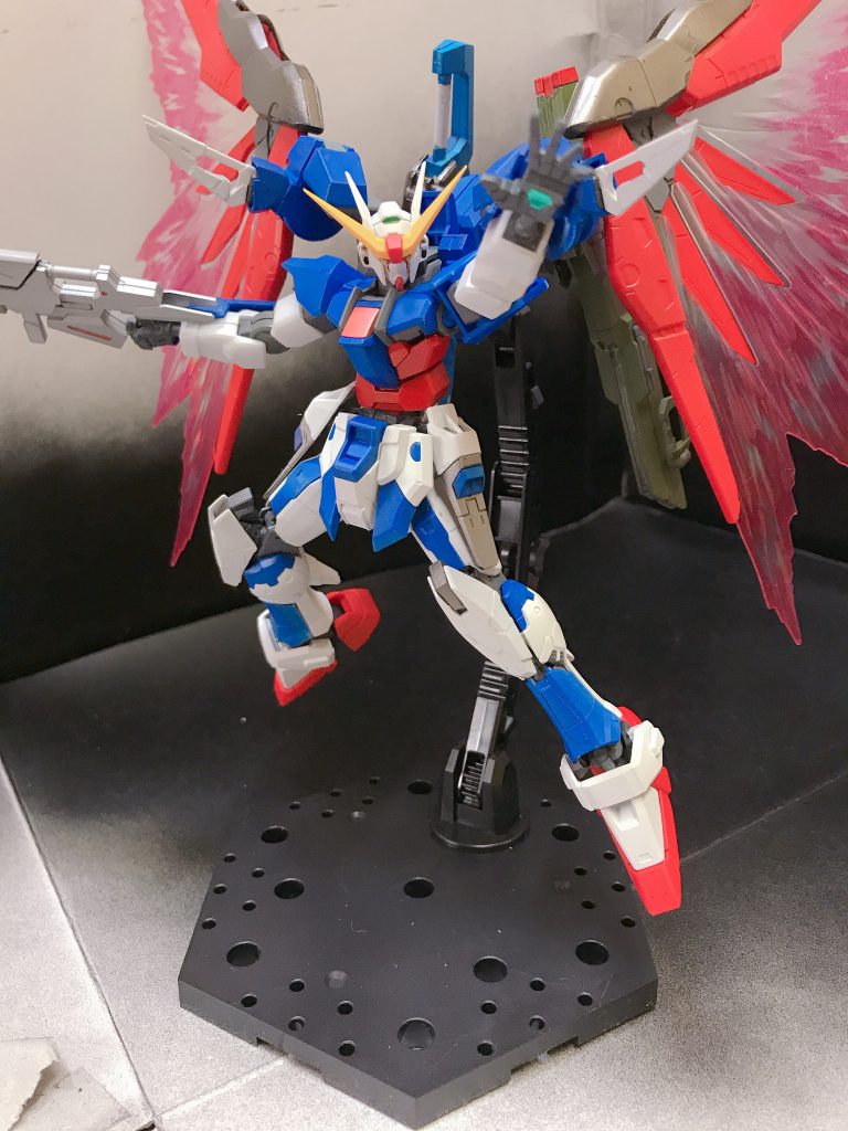 パルマフィオキーナビーム掌底+
デスティニーの特徴である装備を簡略、強化した武装。砲身が排除され、手のひらに設置されたエネルギー放出リフレクターから大容量のビームを照射する。