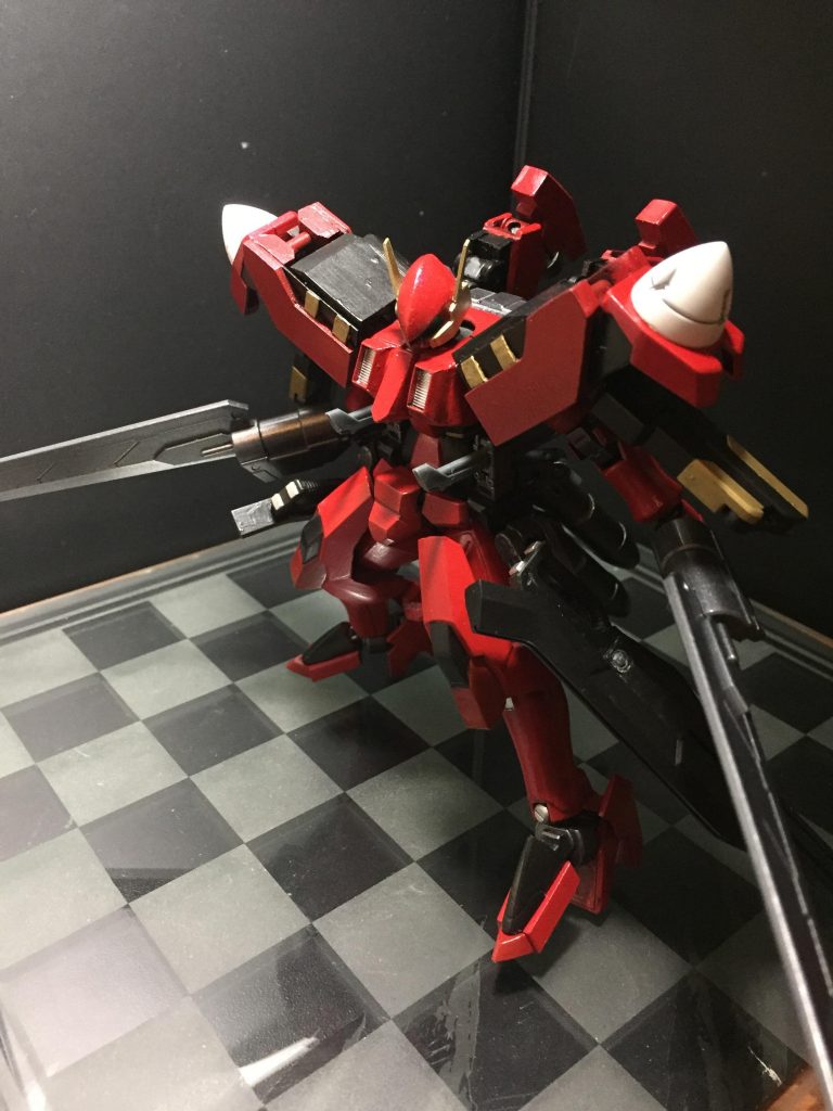 ロングソード
本機のメイン武装。大型の実体剣で通常は腰部後方に装備されている。