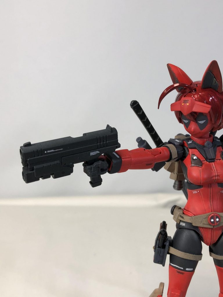 武装紹介、 大型ハンドガン
「チートマグナム」
人間サイズのハンドガンでありながら
フルパワーで撃つとユニ○ーンガンダムの
ビームマグナムと同等の威力が出せる。
ただし非常時に鳥さんの承認が下りた時のみ。
ふとももに対人用としてコルト ガバメント
を二挺装備。しかし全く使用しない。
「えっ、ピストルなんて怖いじゃない?」
(本人談)