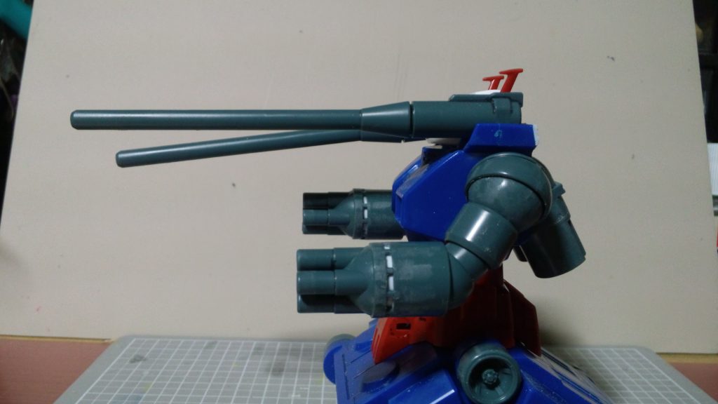 キャノン基部のカバーパーツがある方(手前)とない方(奥)です。