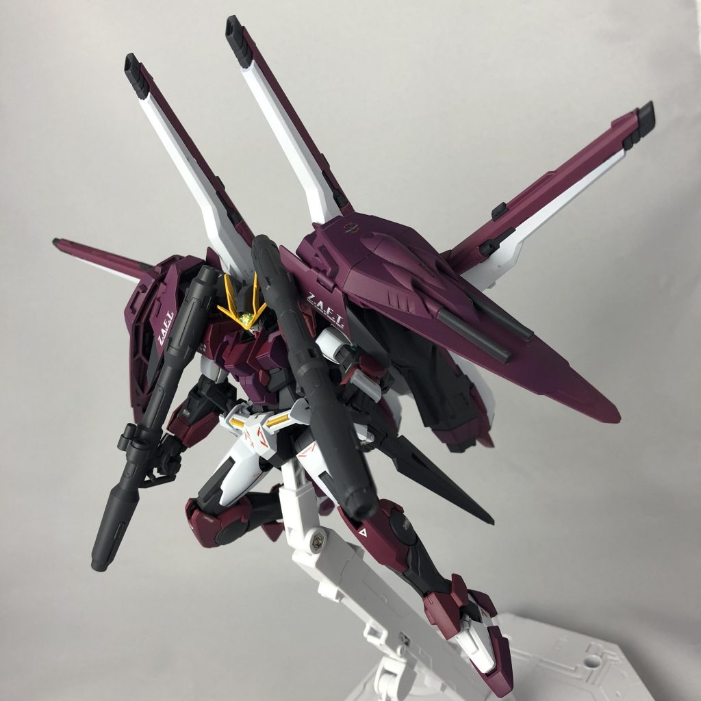 背中のドラグーンを変形させる事でより悪魔的なシルエットになります。