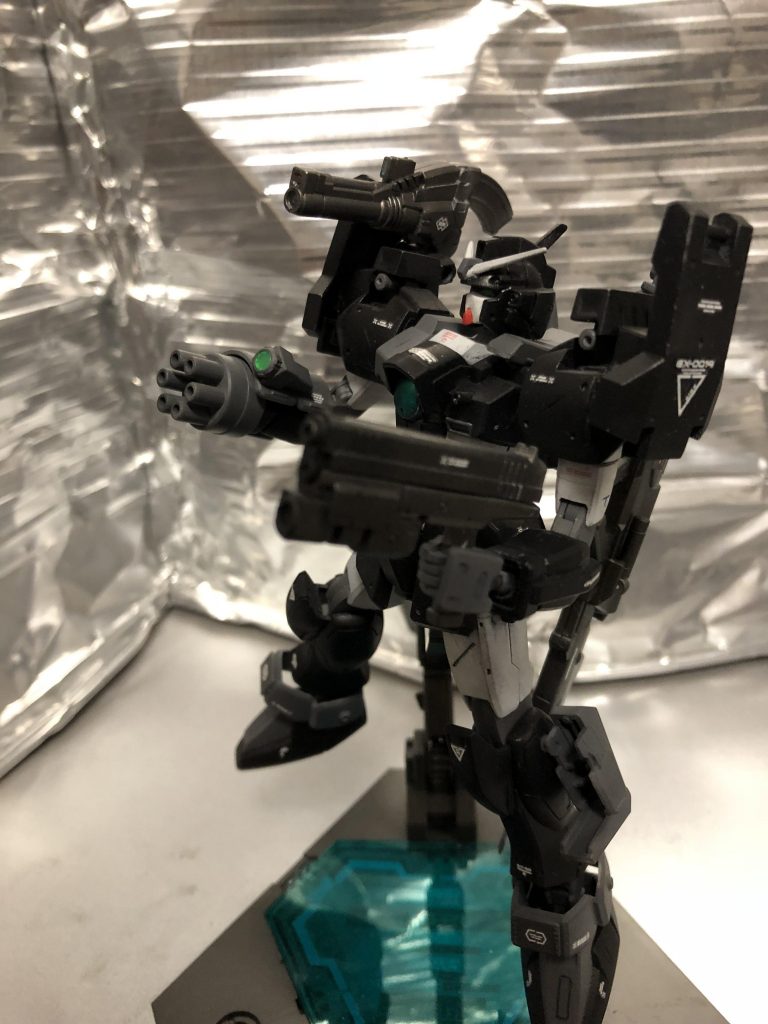 肩はガルバルディのものを流用しているが隻腕のため、ビームサーベルはオミット。代わりにビームキャノンへと変更している。
両肩はストライカージンクスのシールドを加えているので防御力は元の機体より高い。
またショルダーキャノンも装備しているため、遠距離にも対応している。