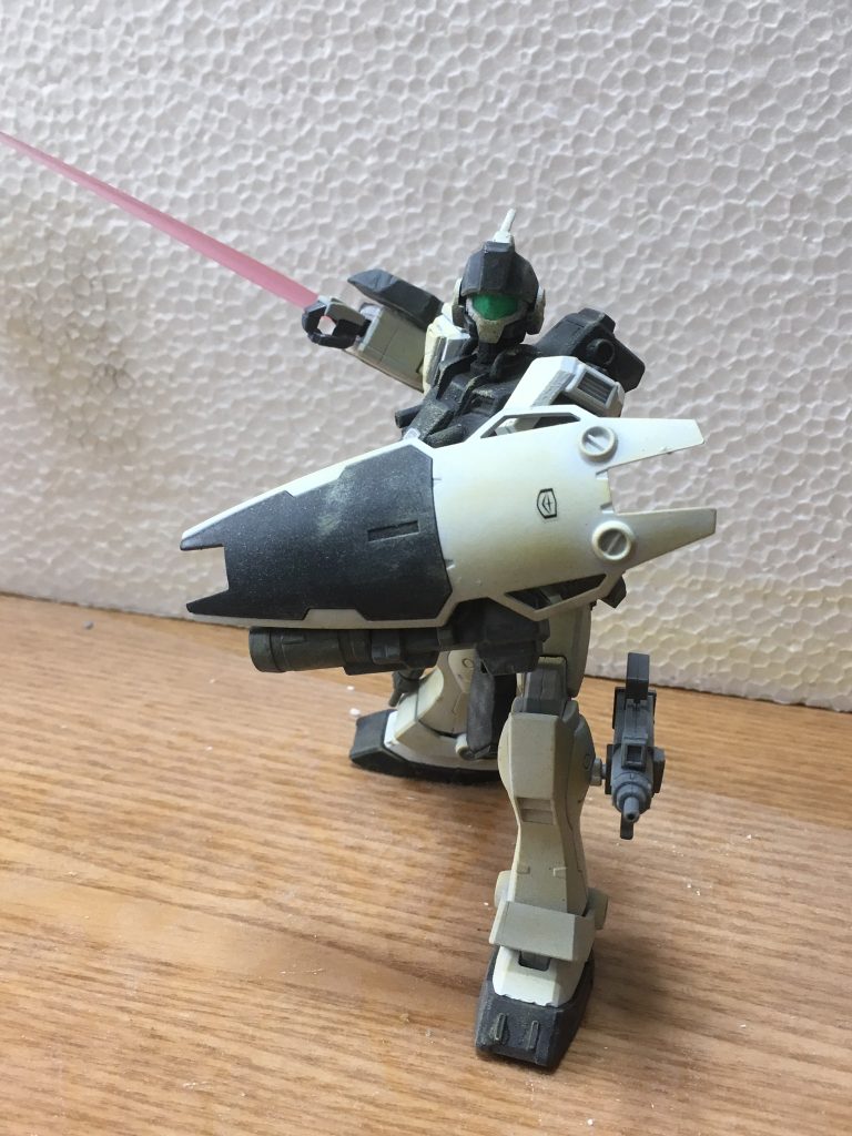 シールド裏に300mmロケット砲×1

長期の局地戦に備え、武装が豊富。
エース向けの機体。