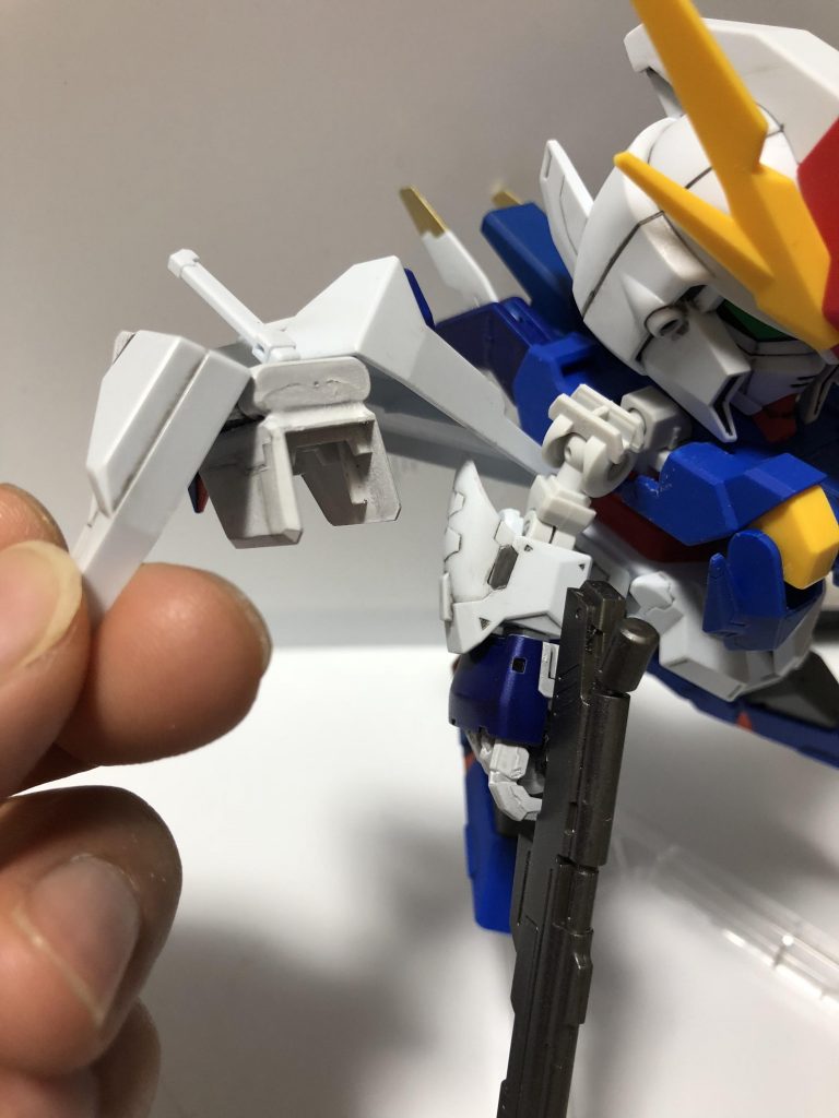 SDクスィーの肩そのままは無理だったので、バラしてCSガンダム肩パーツと接着させますた。