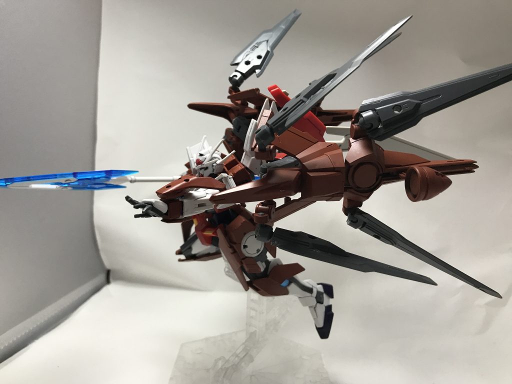 バインダーを後方に向け、バインダーにあるコーンスラスターを展開する事で高機動モードになります。
肩の可動域も広がるため、格闘のポージングも決めやすくなります。